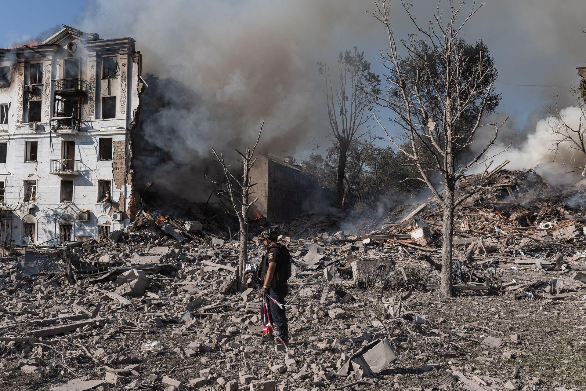Dust and smoke rise from a destroyed building after a Russian 今日澳洲幸运十168最新结果体彩记录 shelling of Kramatorsk, Ukraine, on July 31, 2025.